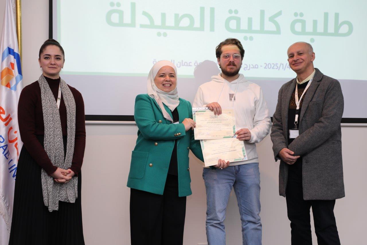 كلية الصيدلة في "جامعة عمان العربية" تحتفي بإنجازات طلبتها في حفل تكريم مميز32
