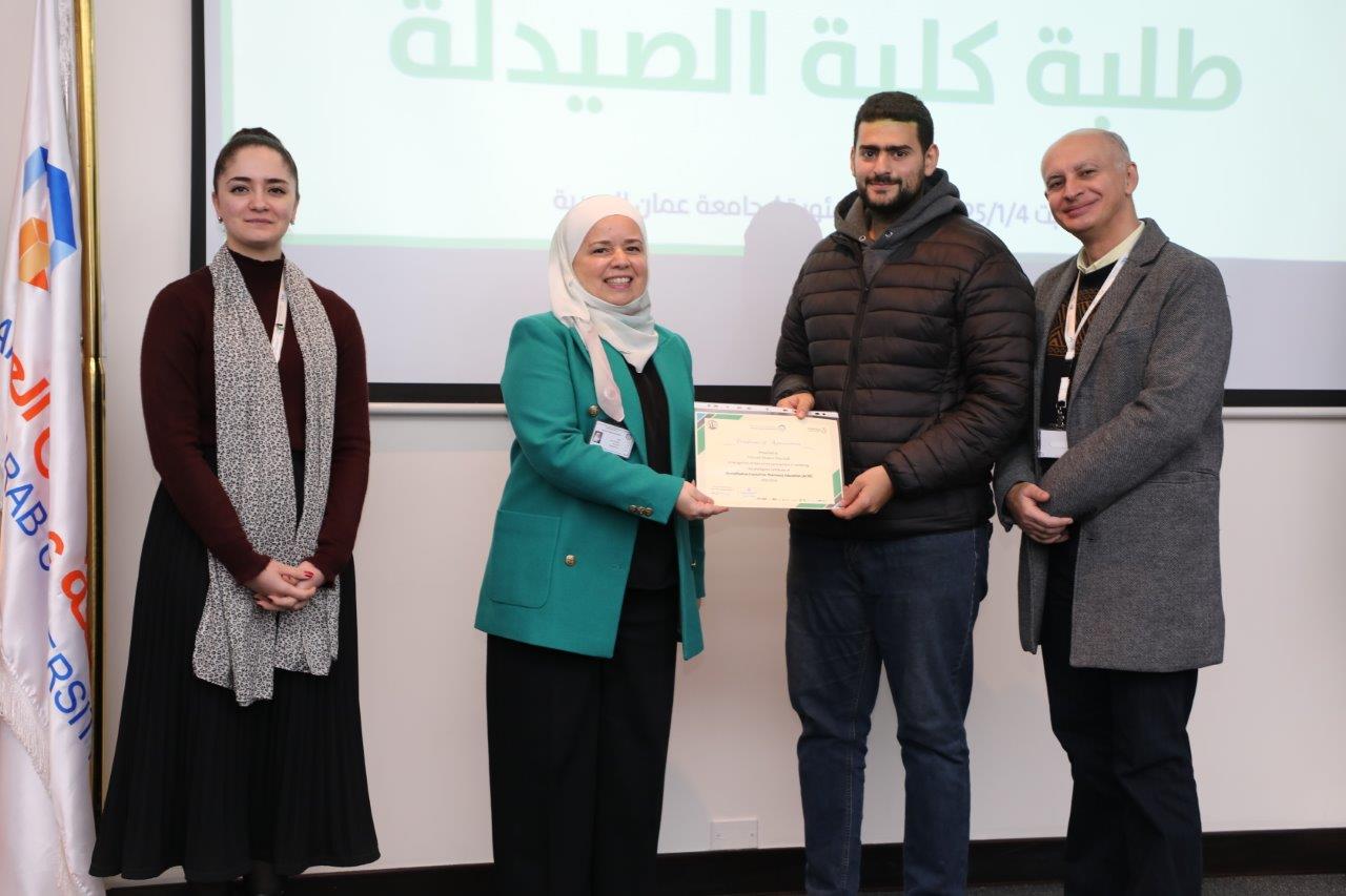 كلية الصيدلة في "جامعة عمان العربية" تحتفي بإنجازات طلبتها في حفل تكريم مميز41