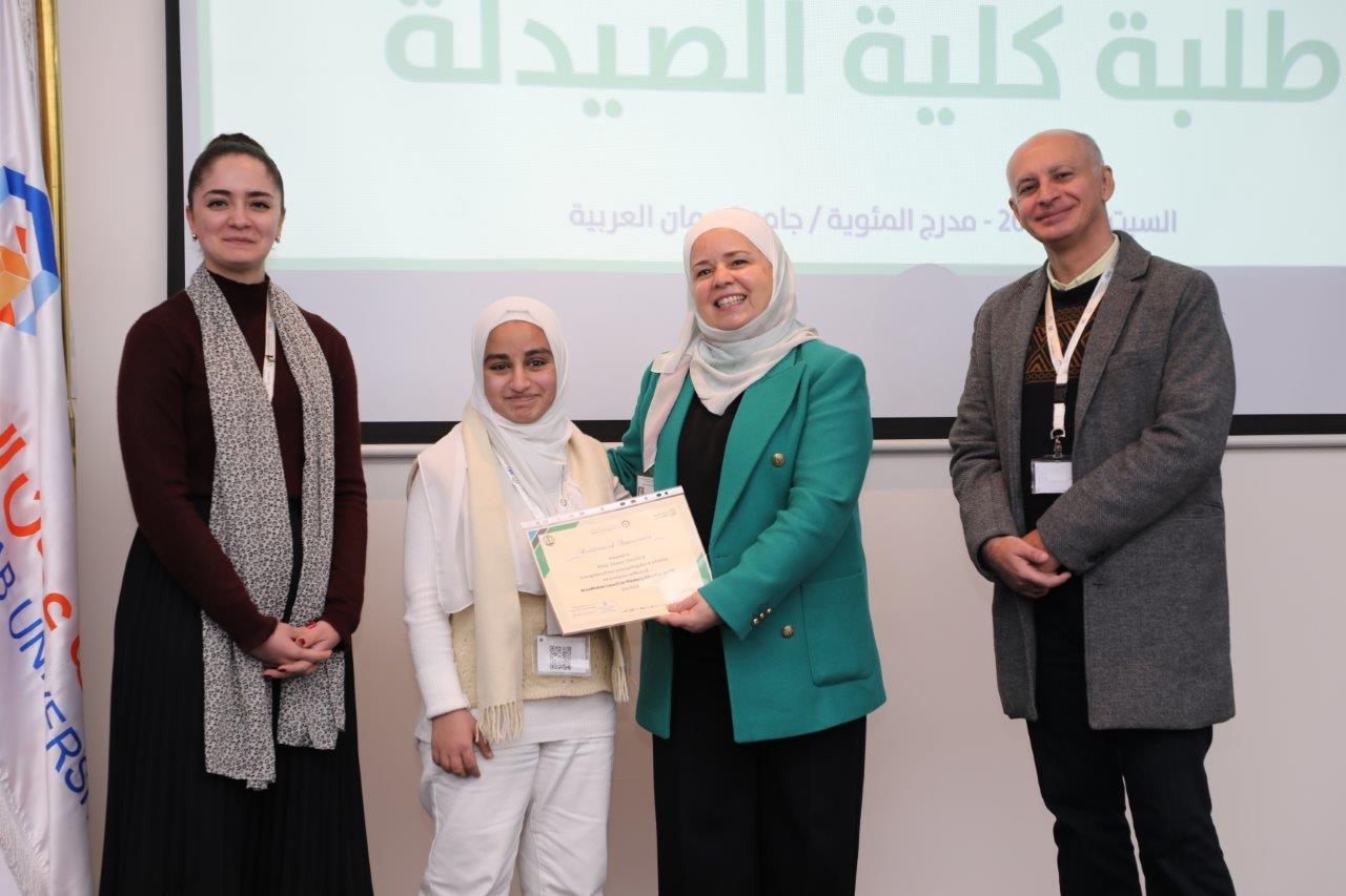 كلية الصيدلة في "جامعة عمان العربية" تحتفي بإنجازات طلبتها في حفل تكريم مميز44