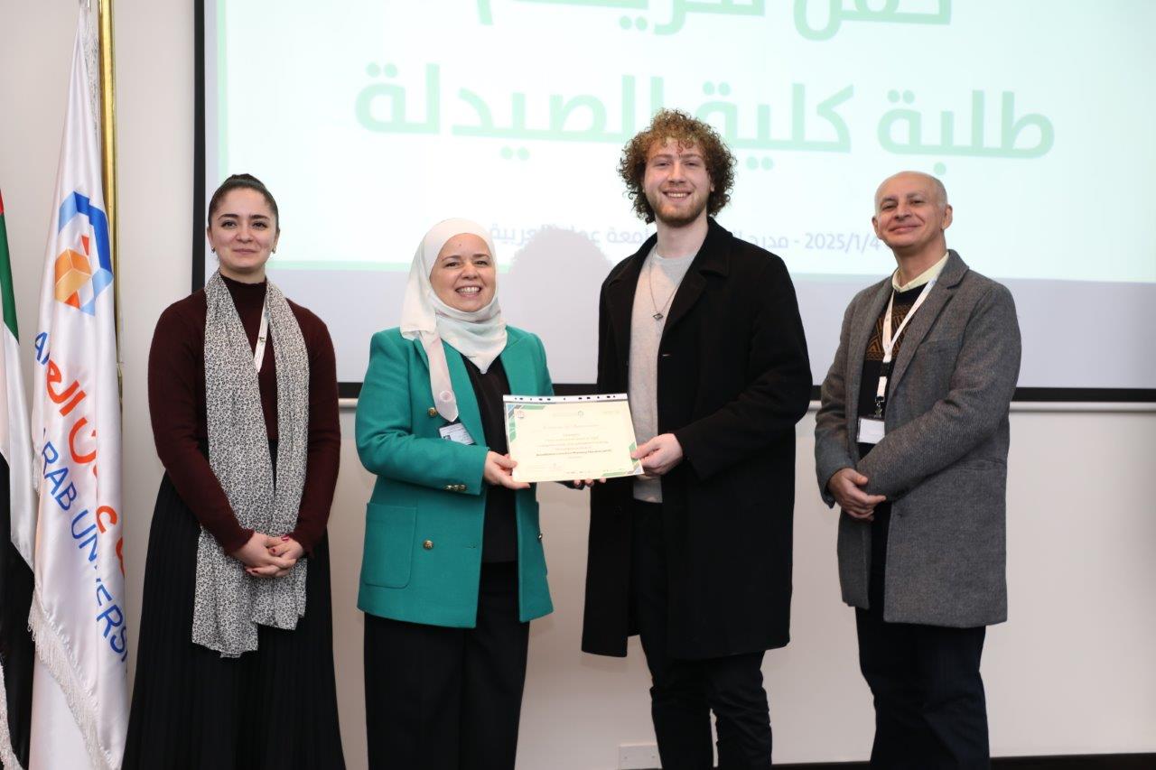 كلية الصيدلة في "جامعة عمان العربية" تحتفي بإنجازات طلبتها في حفل تكريم مميز51