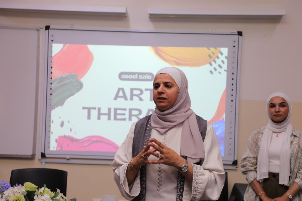 جامعة عمان العربية تنظم ورشة تدريبية بعنوان "العلاج النفسي بالفن" للتوعية بالطرق الصحيحة للتفريغ النفسي7