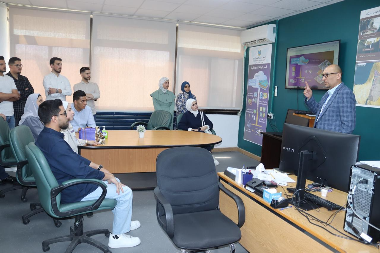 طلبة الهندسة المدنية في "عمان العربية" يزورون المركز الجغرافي الملكي الأردني1