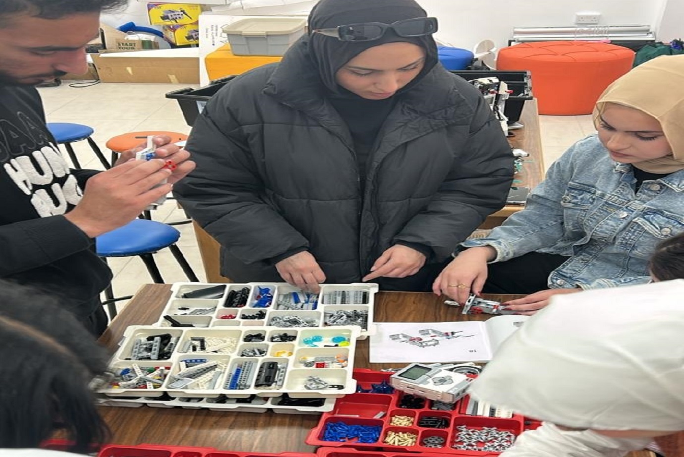 جامعة عمان العربية تعزز مهارات طلبتها في مجال الروبوتات من خلال دورة تدريبية متقدمة2