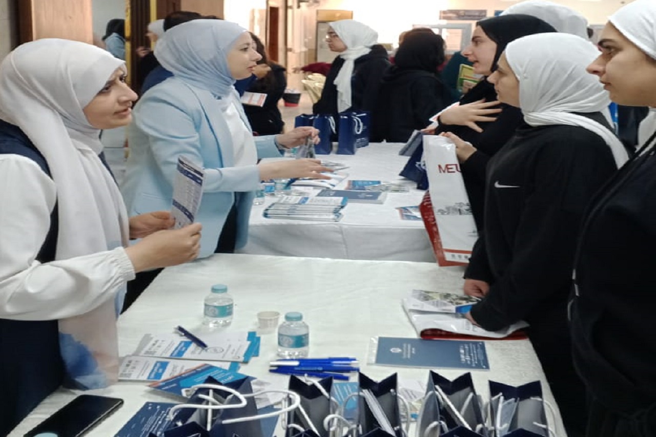 جامعة عمان العربية تشارك مدارس الاتحاد في فعالية "يوم التحدث الوظيفي"9