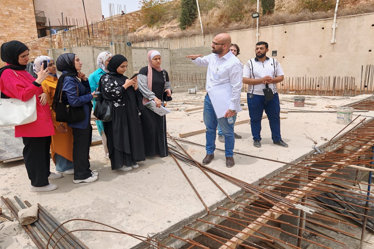 طلبة الهندسة المدنية في "عمان العربية" يتعرفون على مراحل تنفيذ المشاريع الإنشائية ميدانياً2