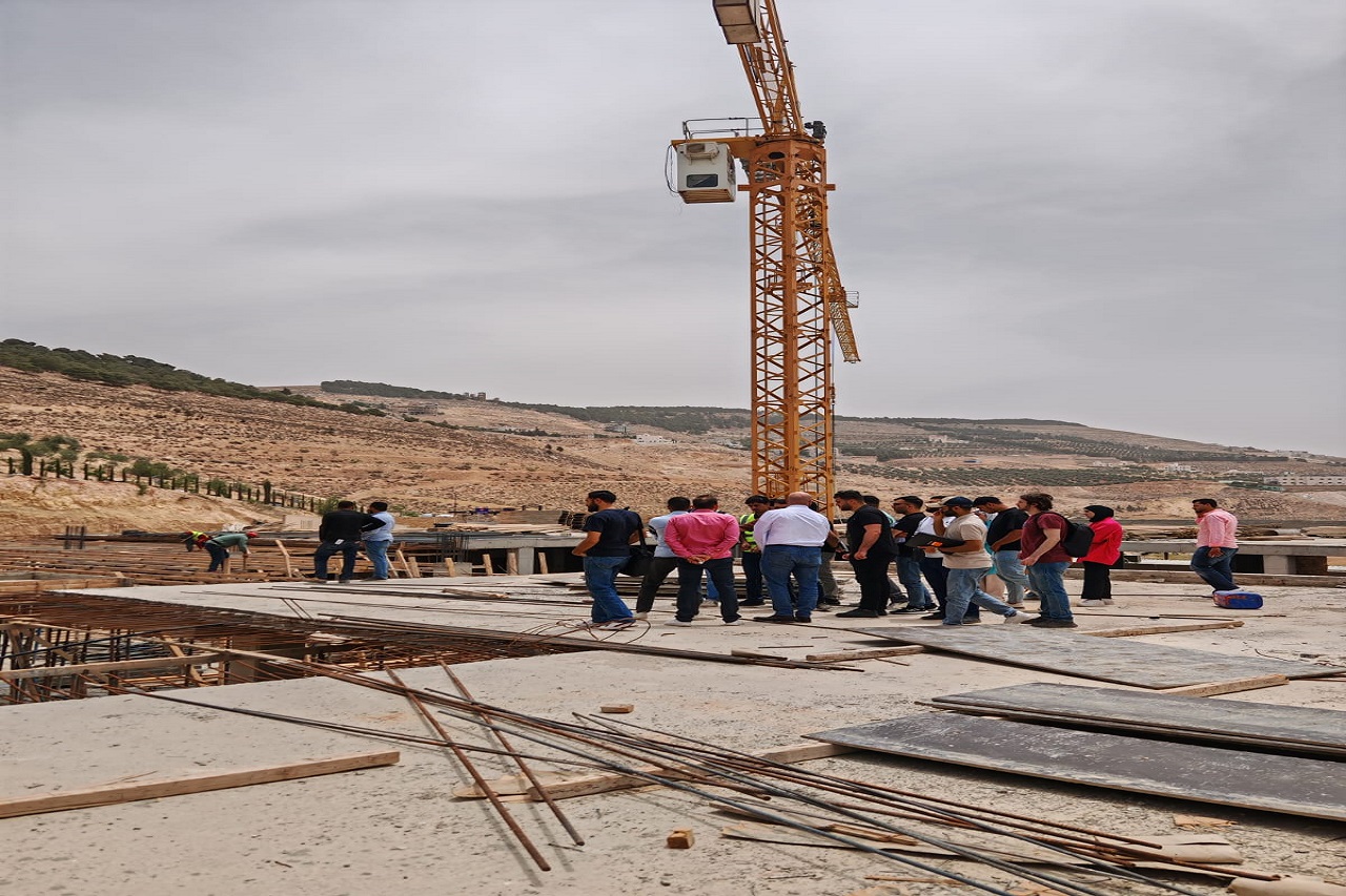 طلبة الهندسة المدنية في "عمان العربية" يتعرفون على مراحل تنفيذ المشاريع الإنشائية ميدانياً3