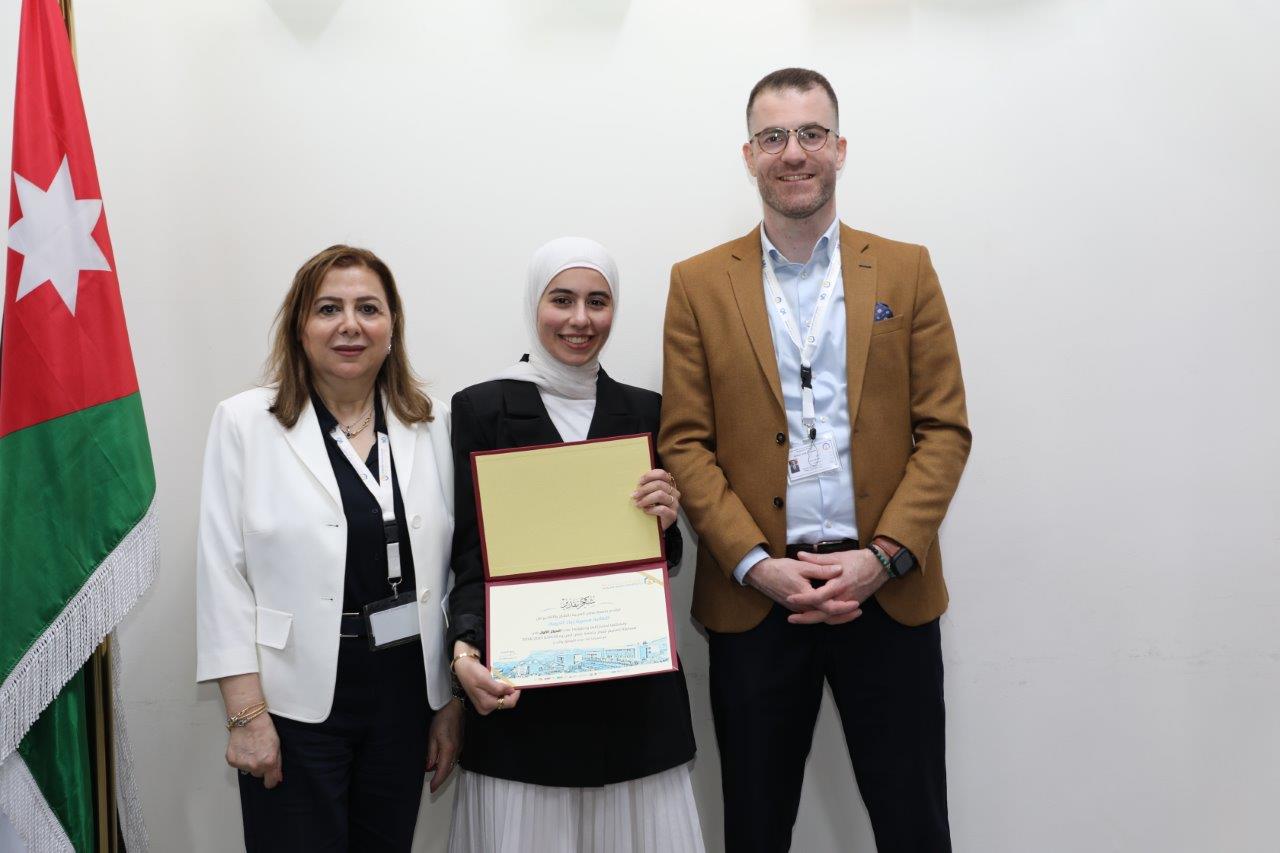جامعة عمان العربية تحتفي بالإبداع الطلابي وتكرّم الفائزين في مسابقة تصميم اللوغو الجامعي11