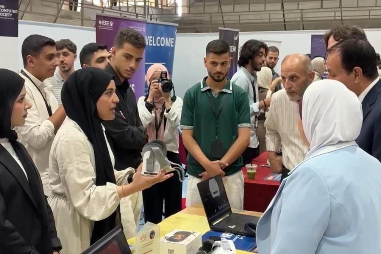 جامعة عمان العربية تبرز ريادتها الأكاديمية في فعالية IEEE بعرض نوعي ومشاريع طلابية مبتكرة6
