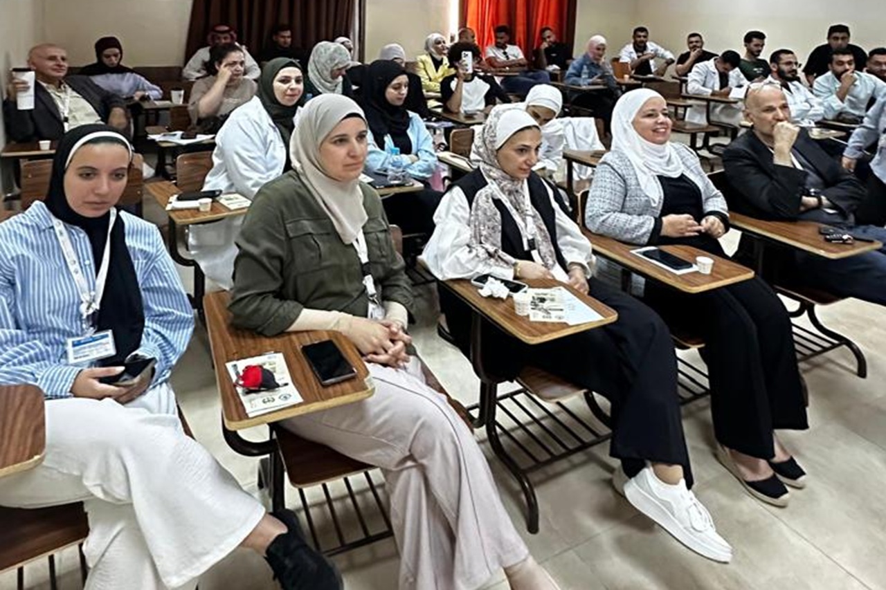 خريجة صيدلة "عمان العربية" تقدم ورشة توعوية حول المسؤولية المهنية للصيدلاني في مكافحة المخدرات4