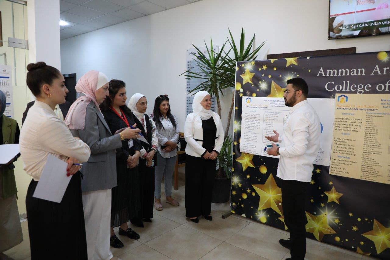 طلبة صيدلة "عمان العربية" يقدّمون توصيات لتعزيز الاستخدام الآمن للدواء4