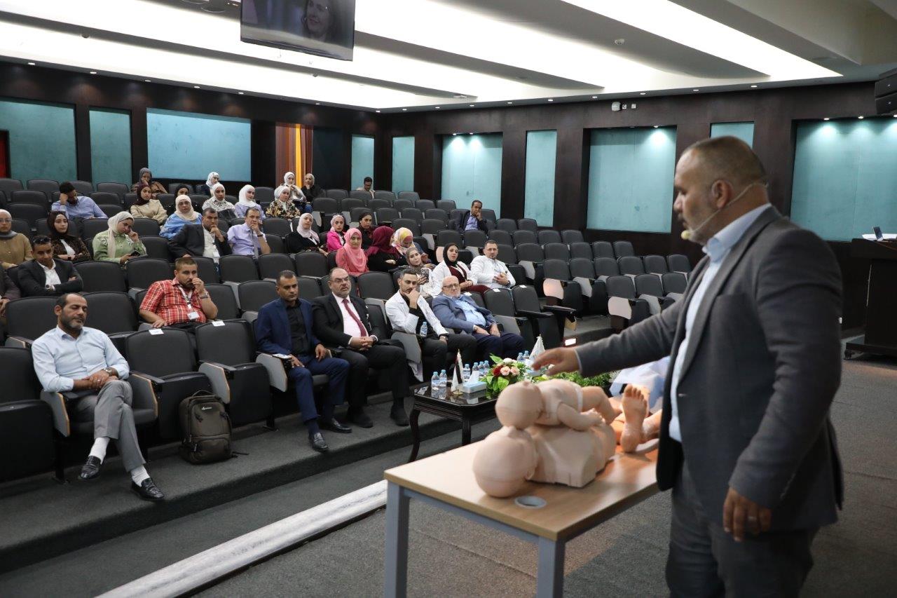 جامعة عمان العربية تعقد محاضرة تدريبية حول دعم الحياة الأساسي للإسعافات الأولية6
