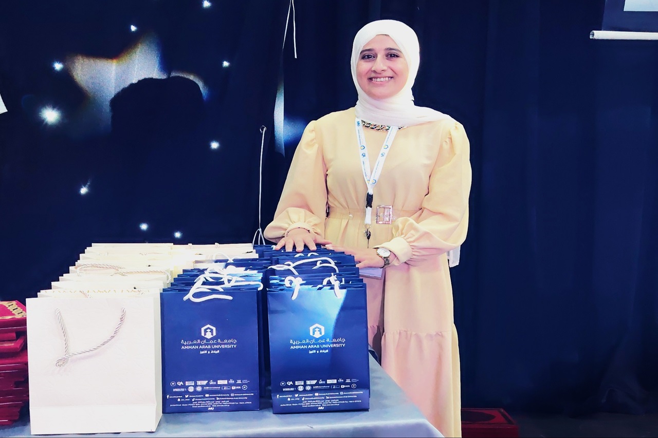 جامعة عمان العربية تحتفي بالطلبة المتفوقين وتستعرض تخصصاتها الجديدة في مدارس الحصاد11