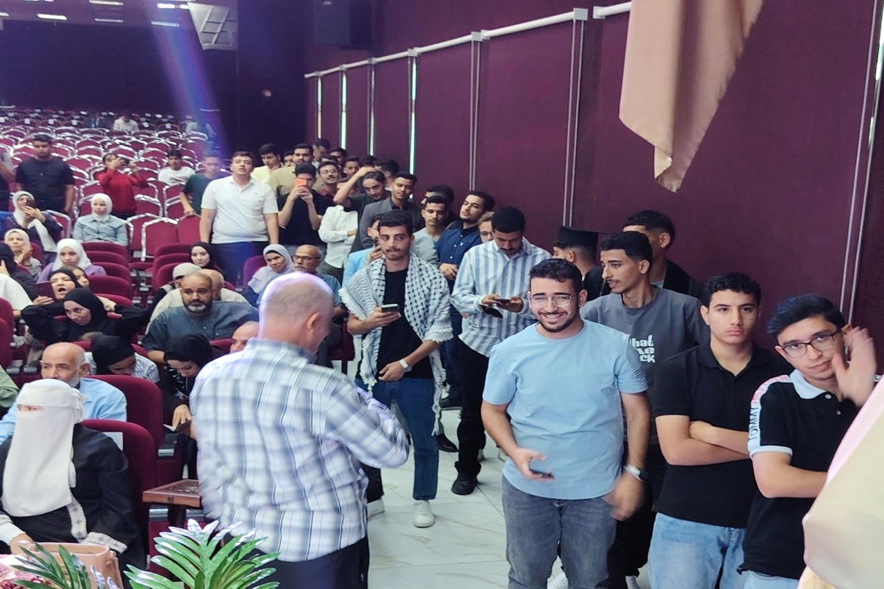 جامعة عمان العربية تحتفي بالطلبة المتفوقين وتستعرض تخصصاتها الجديدة في مدارس الحصاد14