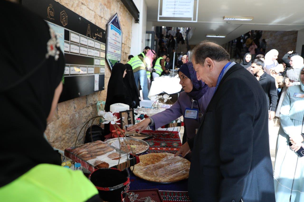 كلية الشريعة في "عمان العربية" تنظم "بازار بصمة خير" دعمًا للطلبة وتعزيزًا للمسؤولية الاجتماعية1