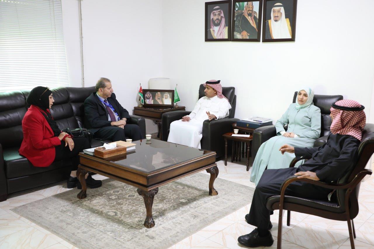 رئيس جامعة عمان العربية يلتقي القائم بأعمال الملحقية الثقافية السعودية لبحث سُبل التعاون وتطوير شؤون الطلبة3