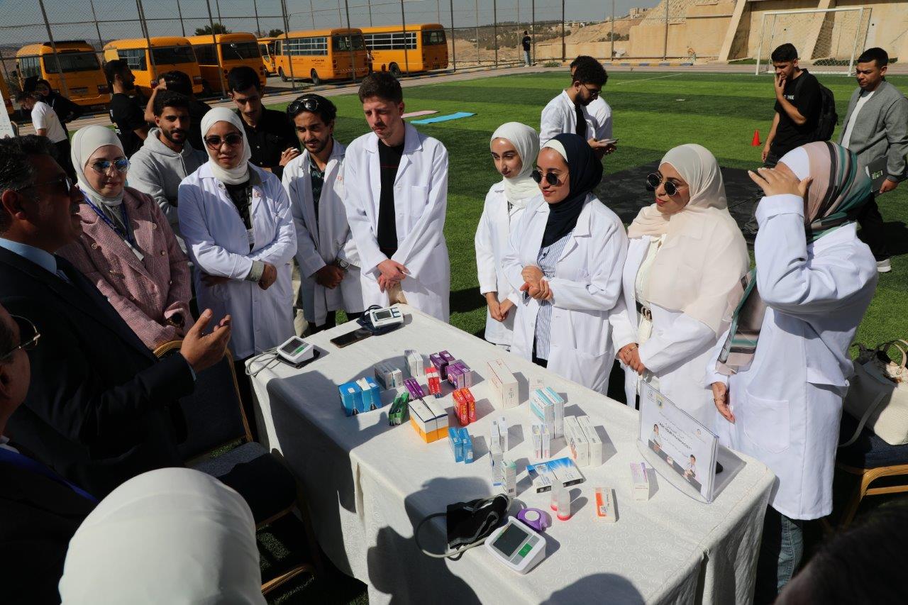 صيدلة "عمان العربية" تنظم اليوم الصحي لمنتسبيها تحت شعار "صحتك بتهمنا"15