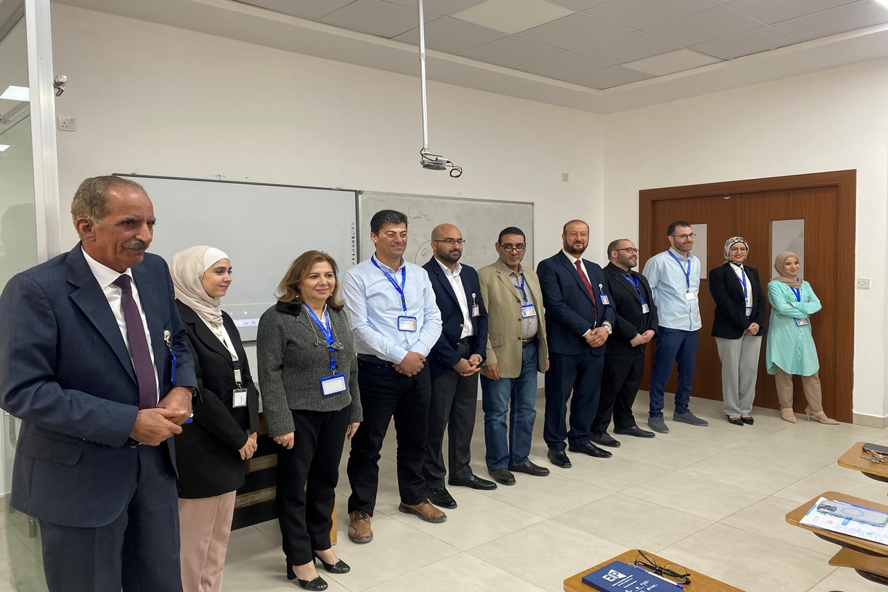 كلية الهندسة في "عمان العربية" تلتقي بطلبتها1