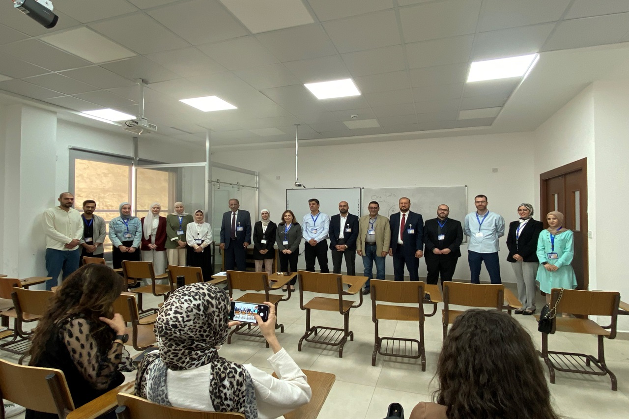 كلية الهندسة في "عمان العربية" تلتقي بطلبتها4