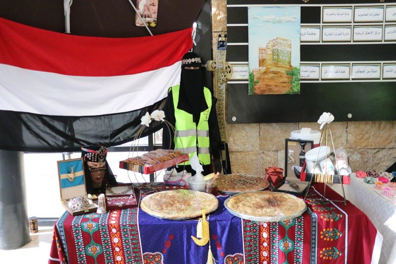 كلية الشريعة في "عمان العربية" تنظم "بازار بصمة خير" دعمًا للطلبة وتعزيزًا للمسؤولية الاجتماعية4