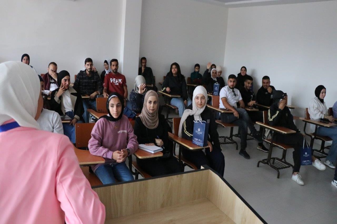 "عمان العربية" تستقبل طلبة مدرسة أكاديمية جسور المعرفة الدولية في إطار تعزيز دورها الأكاديمي6