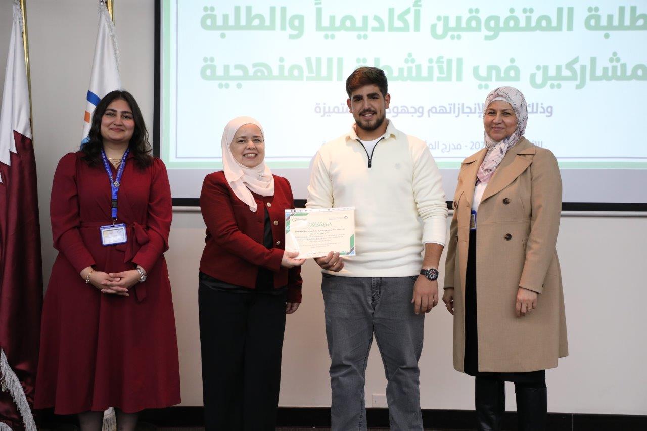 كلية الصيدلة في جامعة عمان العربية تكرّم طلبتها المتفوقين والمتميزين في الأنشطة اللامنهجية29