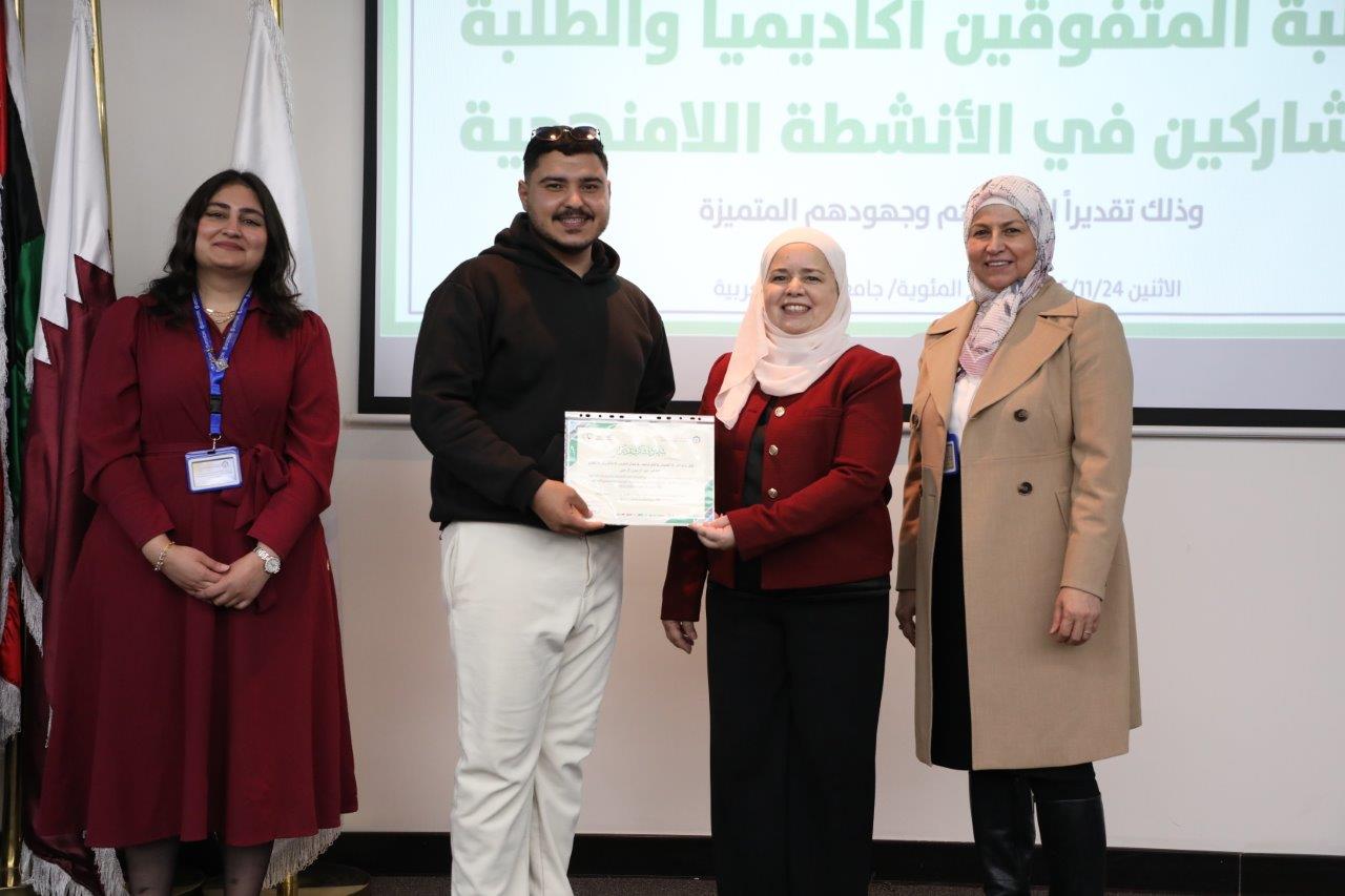 كلية الصيدلة في جامعة عمان العربية تكرّم طلبتها المتفوقين والمتميزين في الأنشطة اللامنهجية31