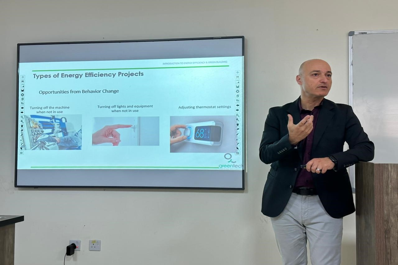 هندسة "عمّان العربية" تعقد ورشة متخصصة بعنوان "كفاءة الطاقة والتعريف بشهادة مدير الطاقة الدولية"1