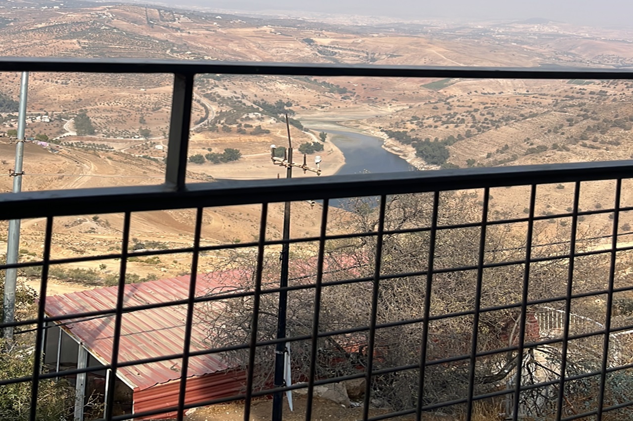 طلبة الصيدلة في "عمان العربية" يكتشفون كنوز الأعشاب الطبية في زيارة علمية للحديقة النباتية الملكية1