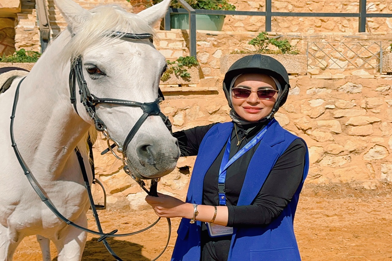 كلية الصيدلة "عمان العربية" تعزز ريادتها في النشاطات اللامنهجية بزيارة نادي الفروسية (Forest Hill)4