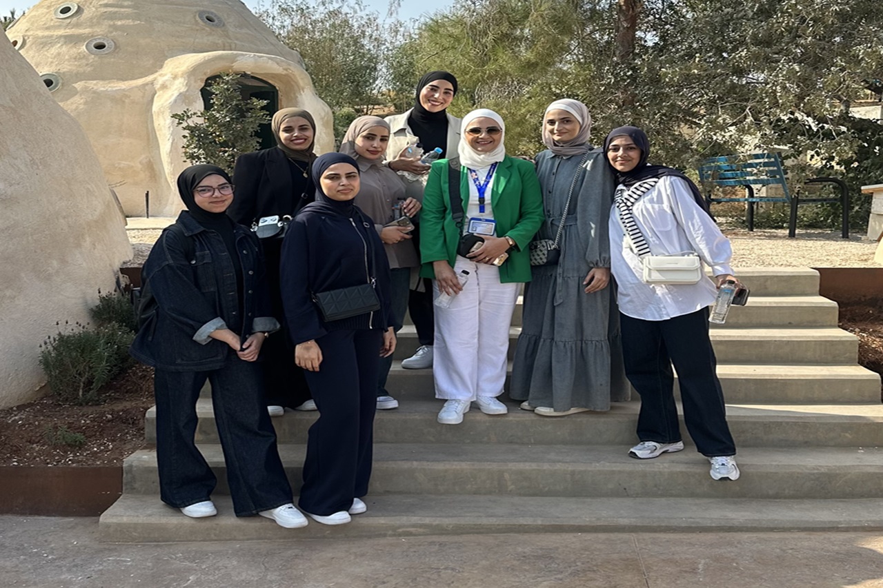 طلبة الصيدلة في "عمان العربية" يكتشفون كنوز الأعشاب الطبية في زيارة علمية للحديقة النباتية الملكية2