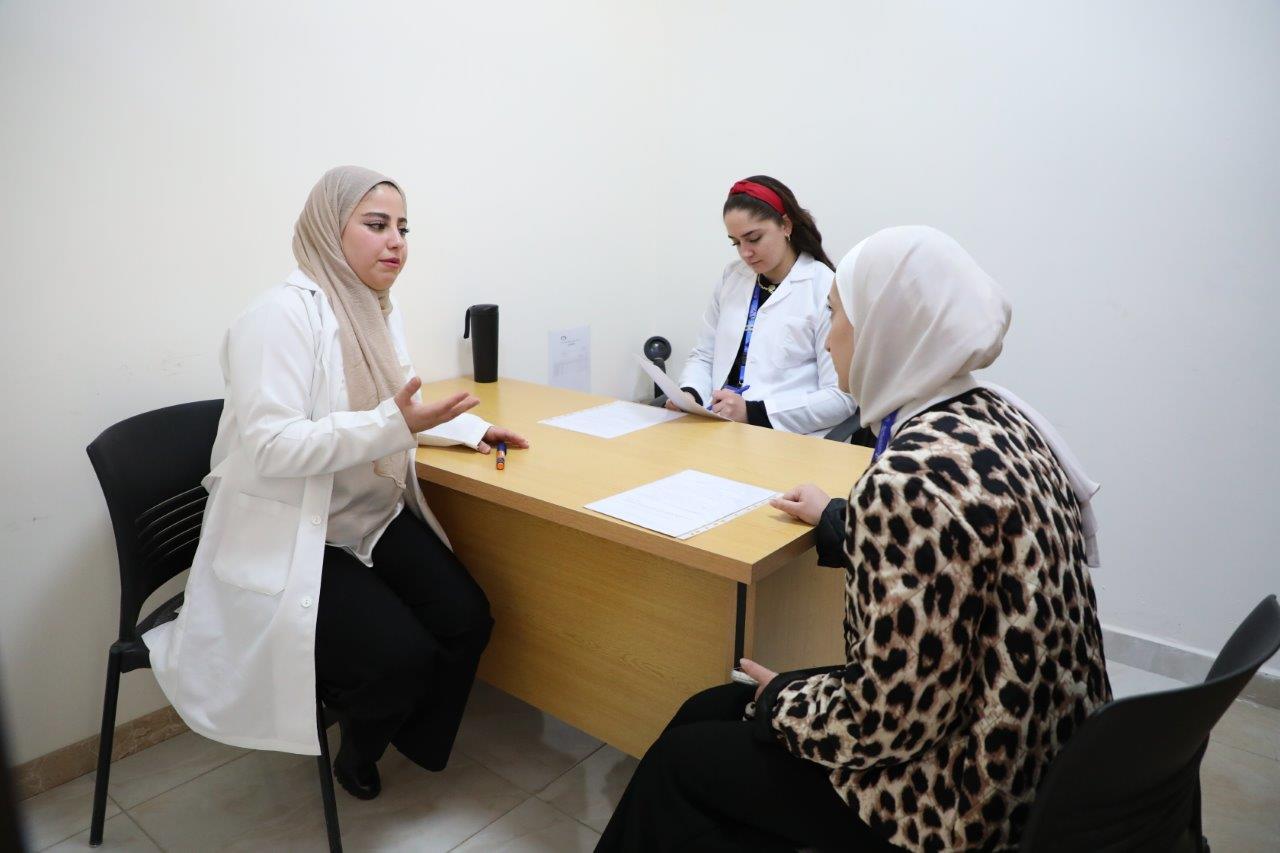 صيدلة "عمان العربية" تعزّز التقييم العملي لطلبة الصيدلة من خلال الامتحان السريري المنظم8