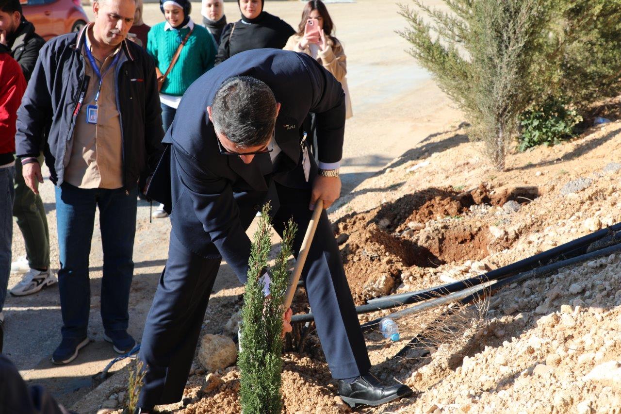 جامعة عمان العربية تنظم فعالية يوم الشجرة بالتعاون مع وزارة الزراعة وأمانة عمّان الكبرى4