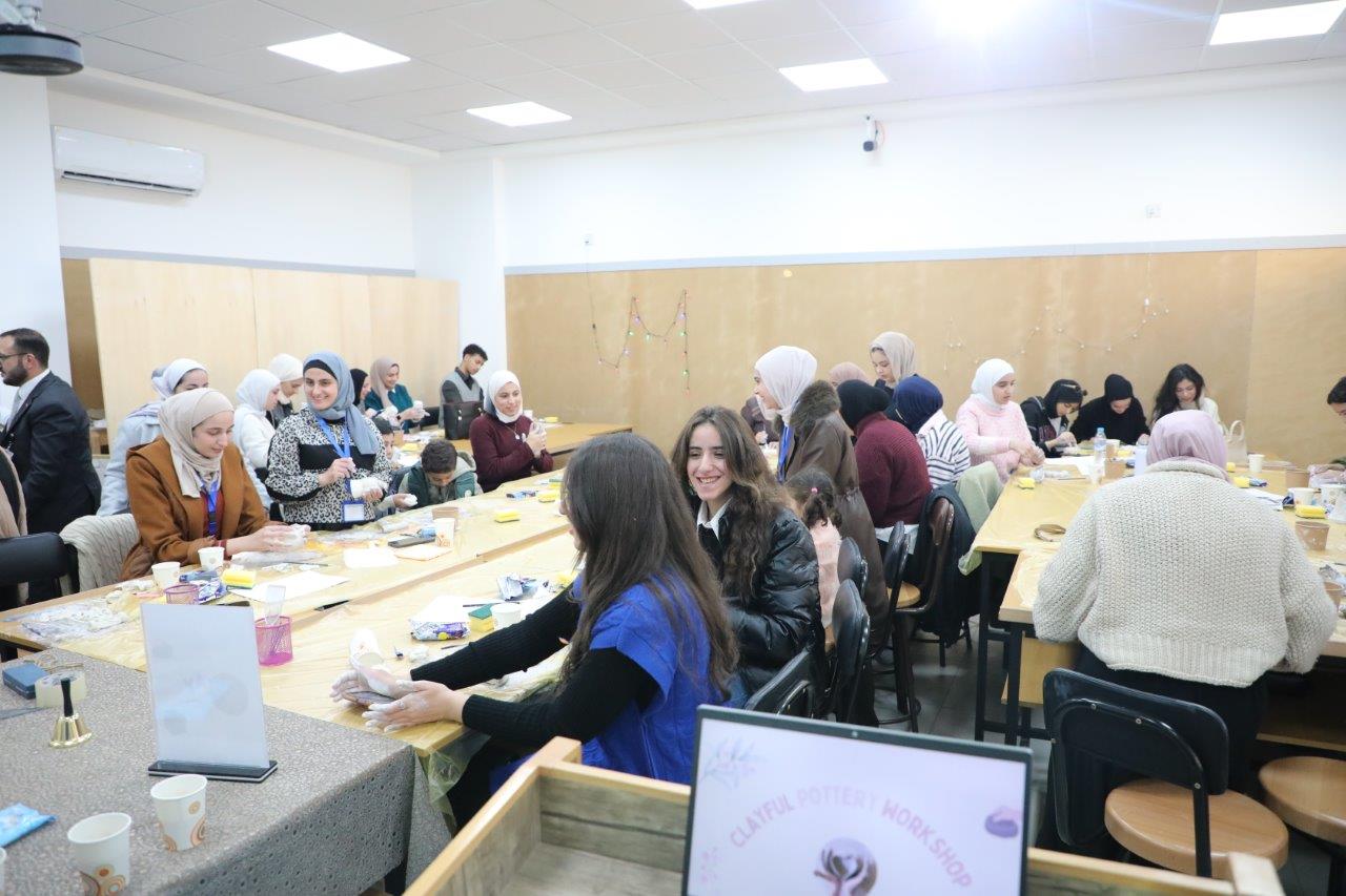 قسم هندسة العمارة في "عمان العربية" ينظم ورشة عمل إبداعية في التشكيل بالصلصال3