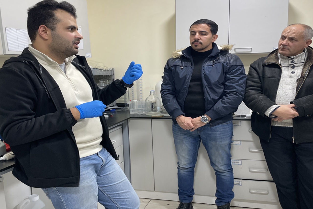 صيدلة "عمان العربية" تنظم زيارة ميدانية لمختبر أبحاث الشركة الذهبية للتقانات الحيوية2