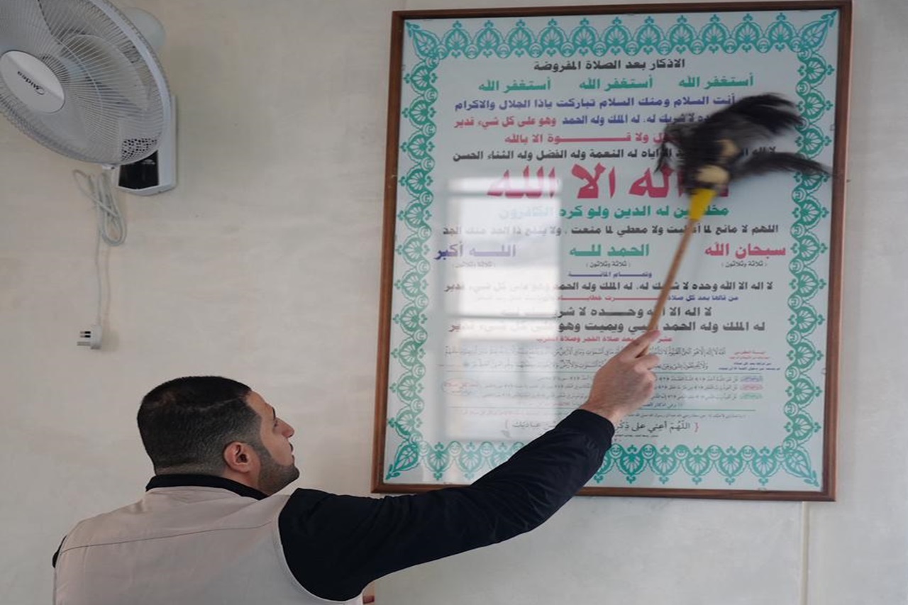 كلية الآداب والعلوم في جامعة عمان العربية تنظم مبادرة تطوعية لتنظيف مسجد الجامعة1