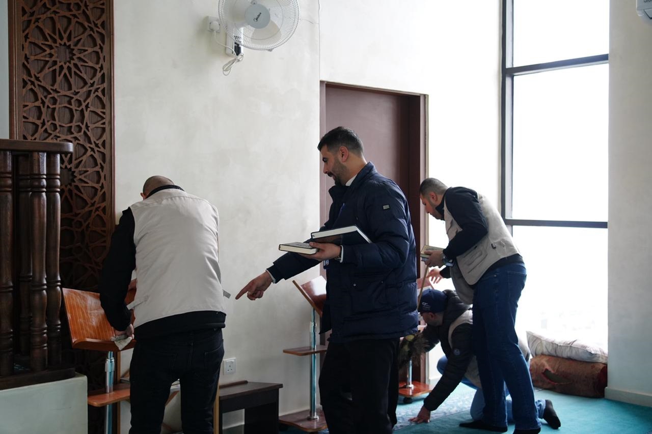 كلية الآداب والعلوم في جامعة عمان العربية تنظم مبادرة تطوعية لتنظيف مسجد الجامعة4