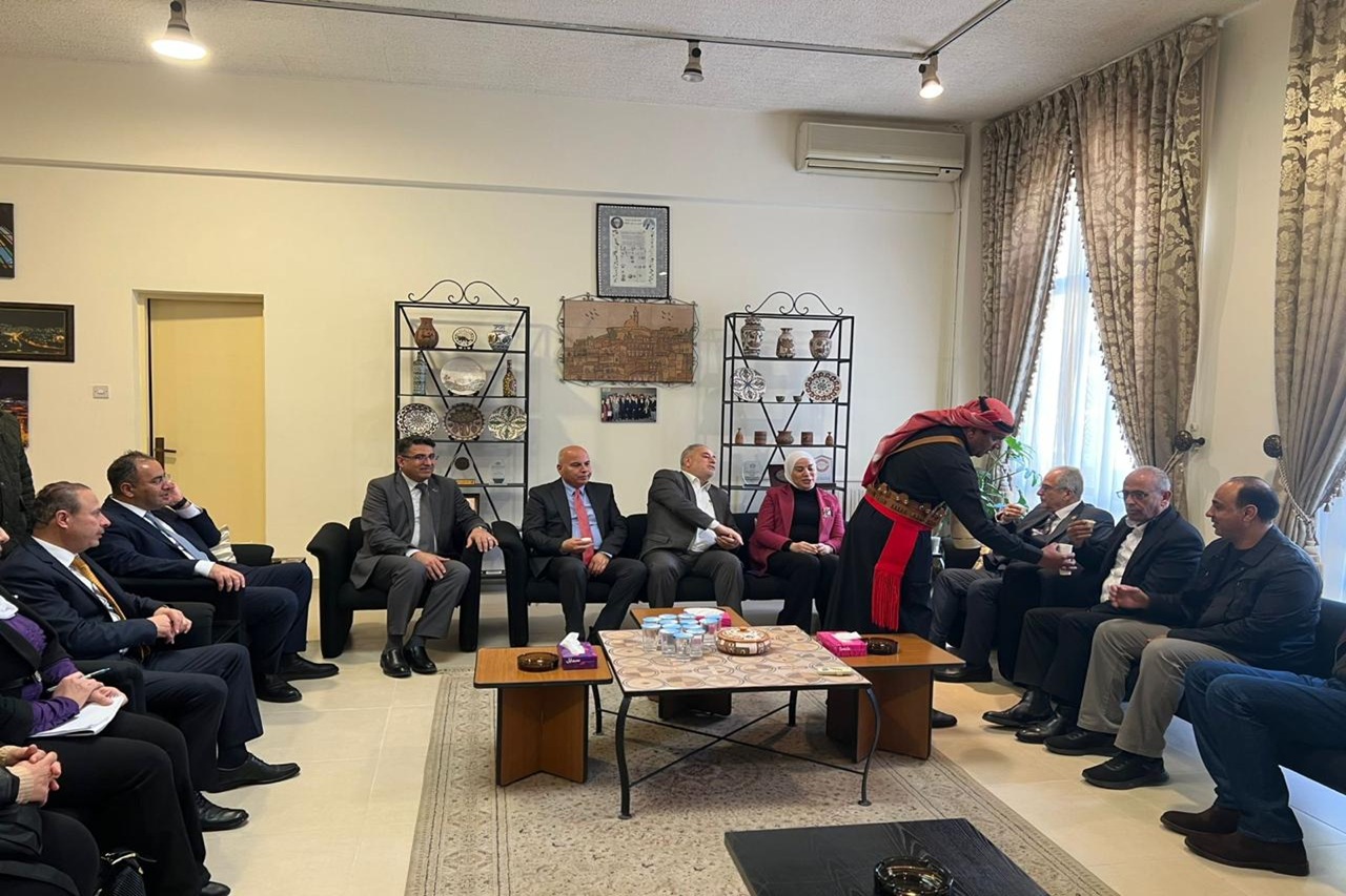 جامعة عمان العربية تشارك في احتفالية اليوم التطوعي العالمي وتُكرَّم لدورها المجتمعي1