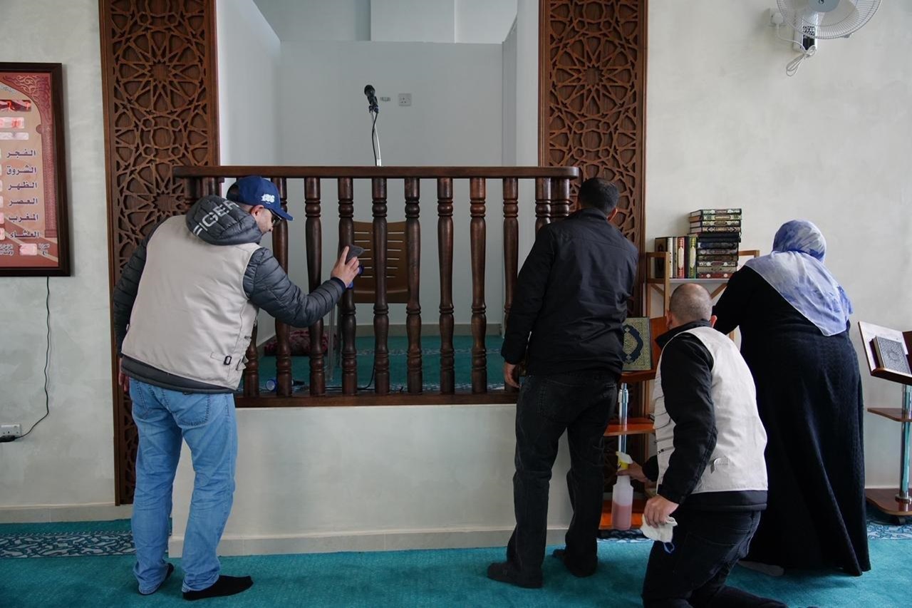 كلية الآداب والعلوم في جامعة عمان العربية تنظم مبادرة تطوعية لتنظيف مسجد الجامعة8