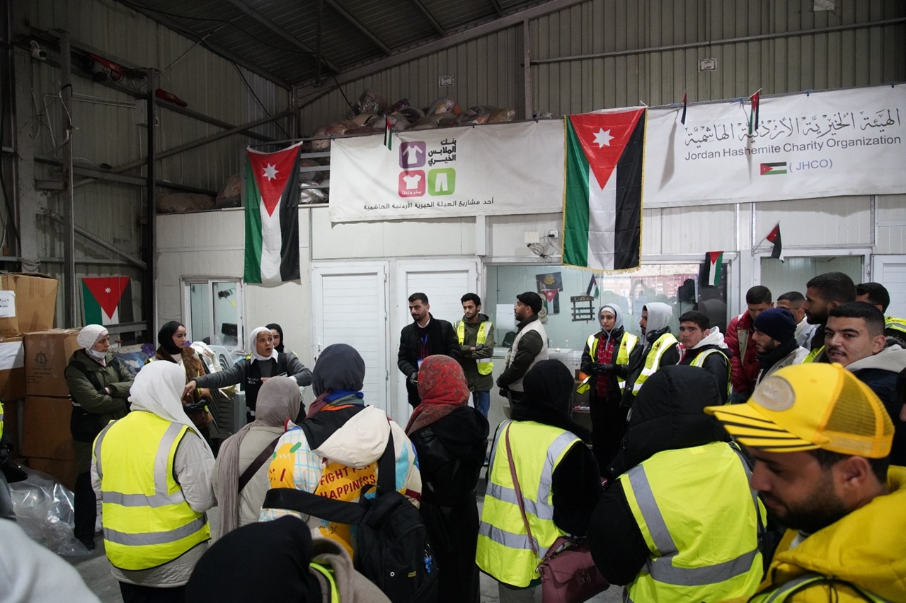 جامعة عمان العربية تنظم زيارة ميدانية إلى بنك الملابس لتعزيز العمل التطوعي4