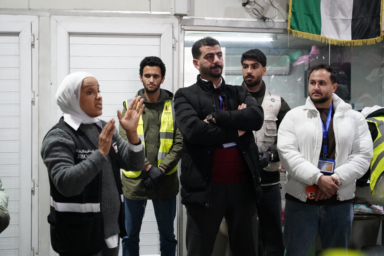 جامعة عمان العربية تنظم زيارة ميدانية إلى بنك الملابس لتعزيز العمل التطوعي5