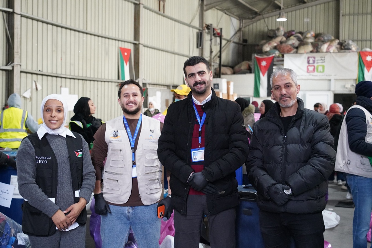 جامعة عمان العربية تنظم زيارة ميدانية إلى بنك الملابس لتعزيز العمل التطوعي8