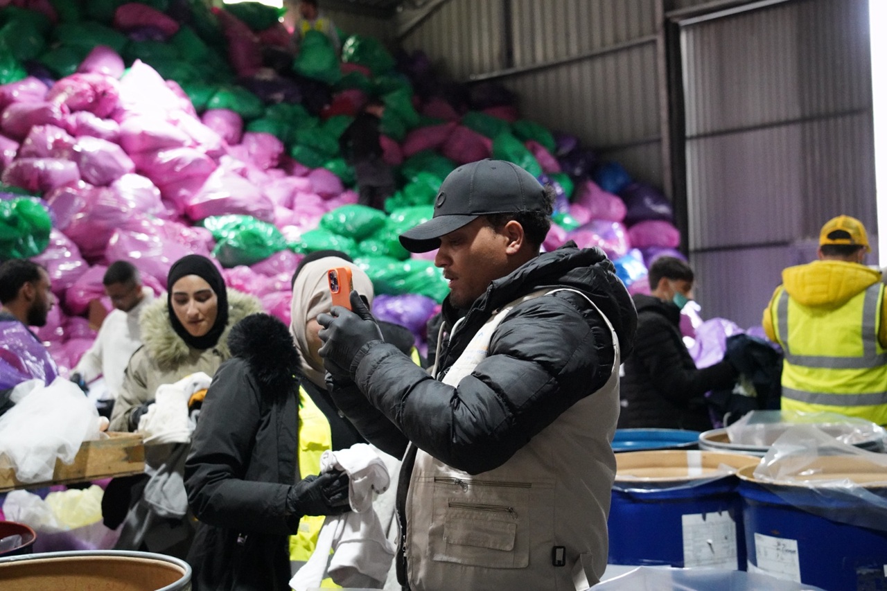 جامعة عمان العربية تنظم زيارة ميدانية إلى بنك الملابس لتعزيز العمل التطوعي10