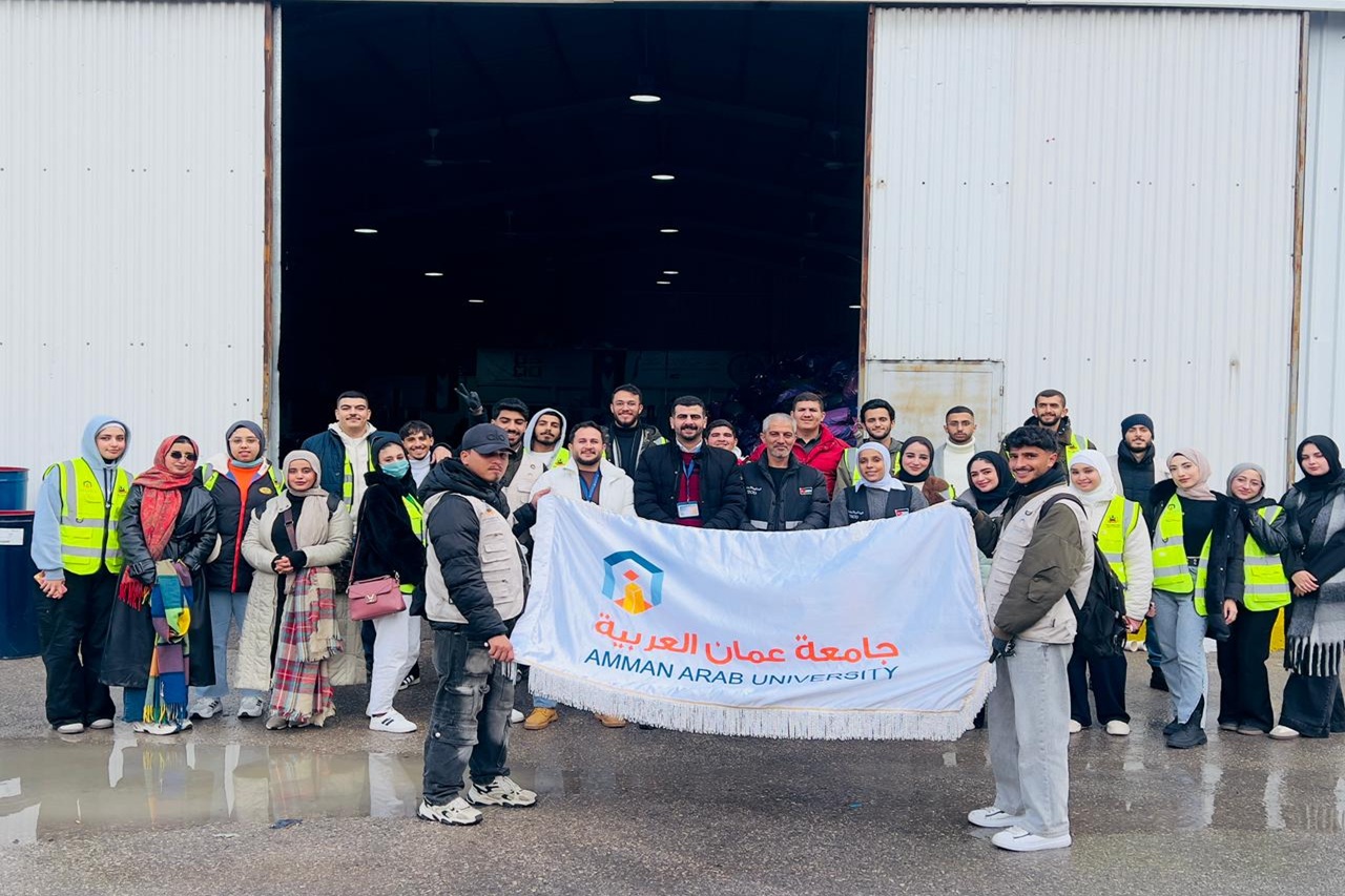 جامعة عمان العربية تنظم زيارة ميدانية إلى بنك الملابس لتعزيز العمل التطوعي11