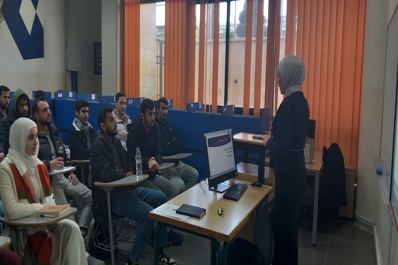 كلية الأعمال في جامعة عمان العربية تسلط الضوء على قصة نجاح خريجتها إسراء المومني1