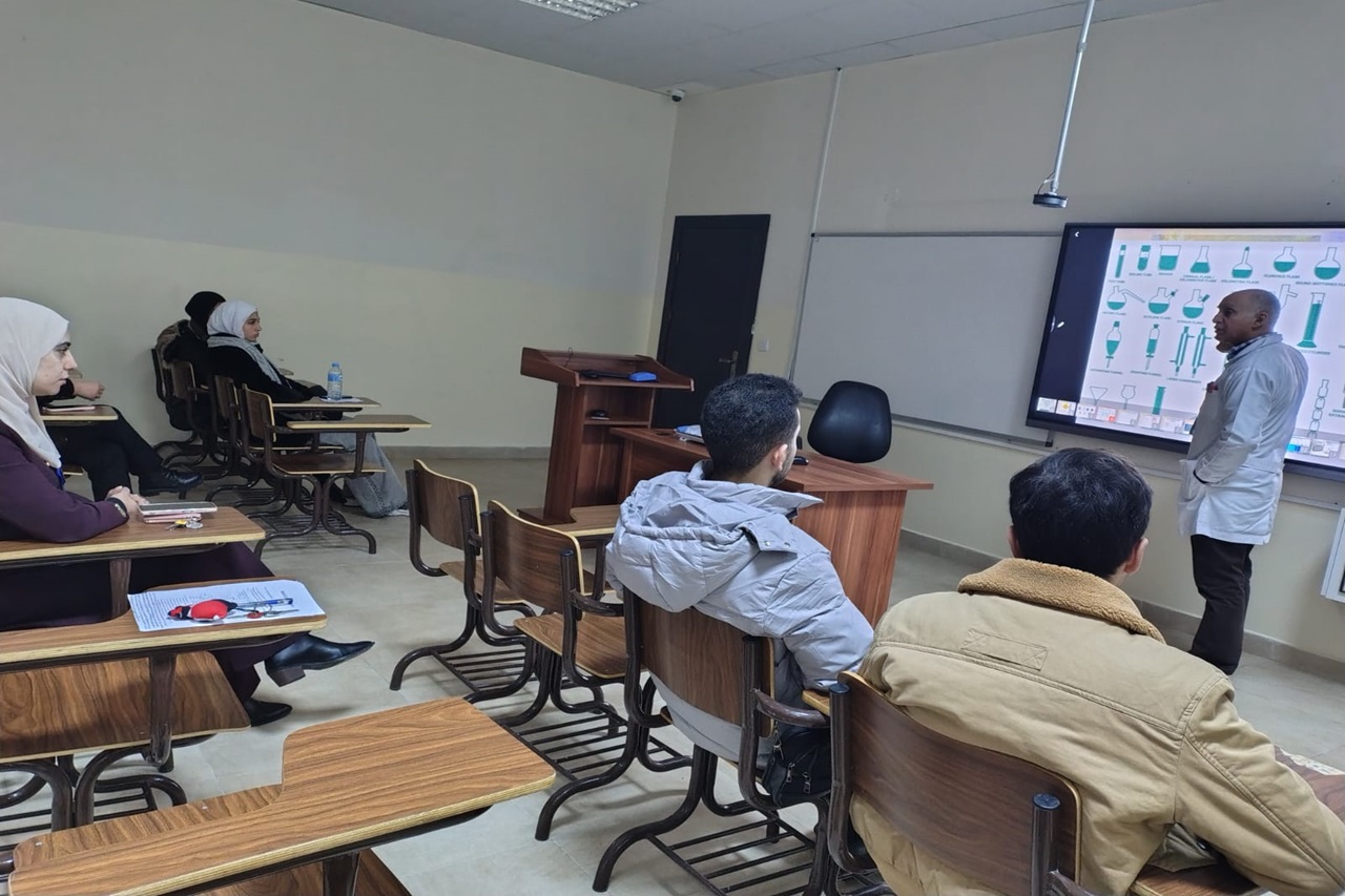 كلية الصيدلة في "عمان العربية" تنظم محاضرة توعوية بعنوان: "التعامل مع المواد الكيميائية والسلامة العامة في المختبرات"2