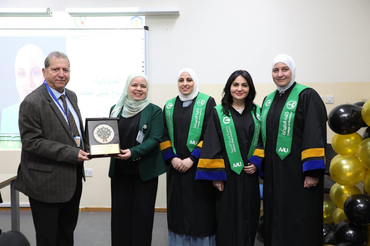 جامعة عمان العربية تحتفي بتخريج الدفعة الأولى من ماجستير اليقظة الدوائية والشؤون التنظيمية25