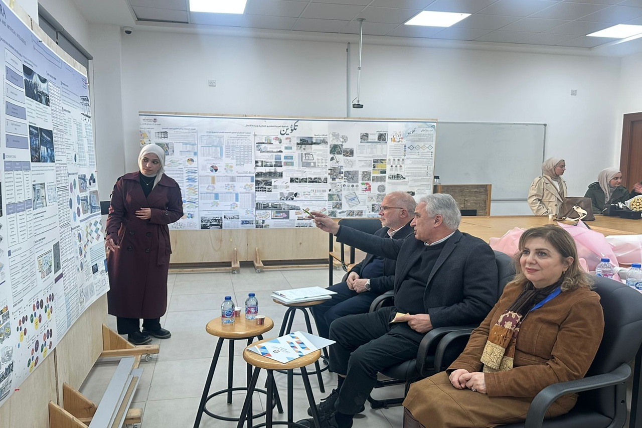 طلبة قسم هندسة العمارة في "عمان العربية" يناقشون مشاريع تخرج تواكب التحول الرقمي وتعكس هوية المجتمع3