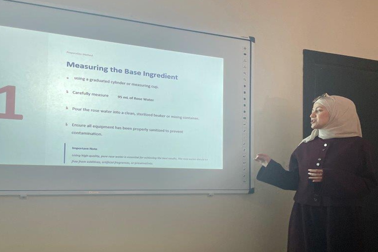 طلبة كلية الصيدلة في "عمان العربية" يحولون المعرفة النظرية إلى منتجات صيدلانية وتجميلية مبتكرة2