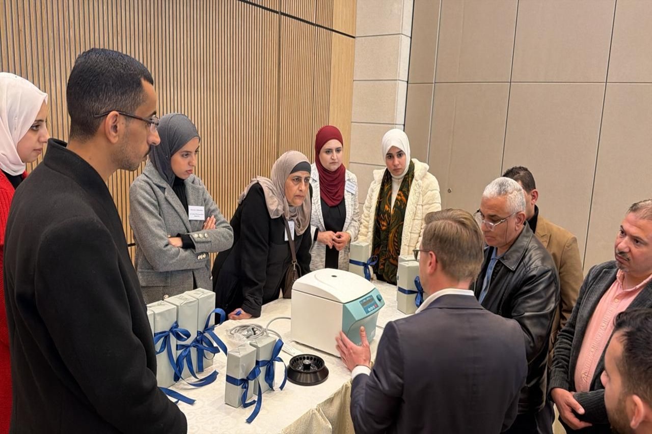 صيدلة "عمان العربية" تشارك في ورشة علمية بعنوان: تقنيات طرد مركزي مبتكرة وحلول وتطبيقات مخبرية عملية2