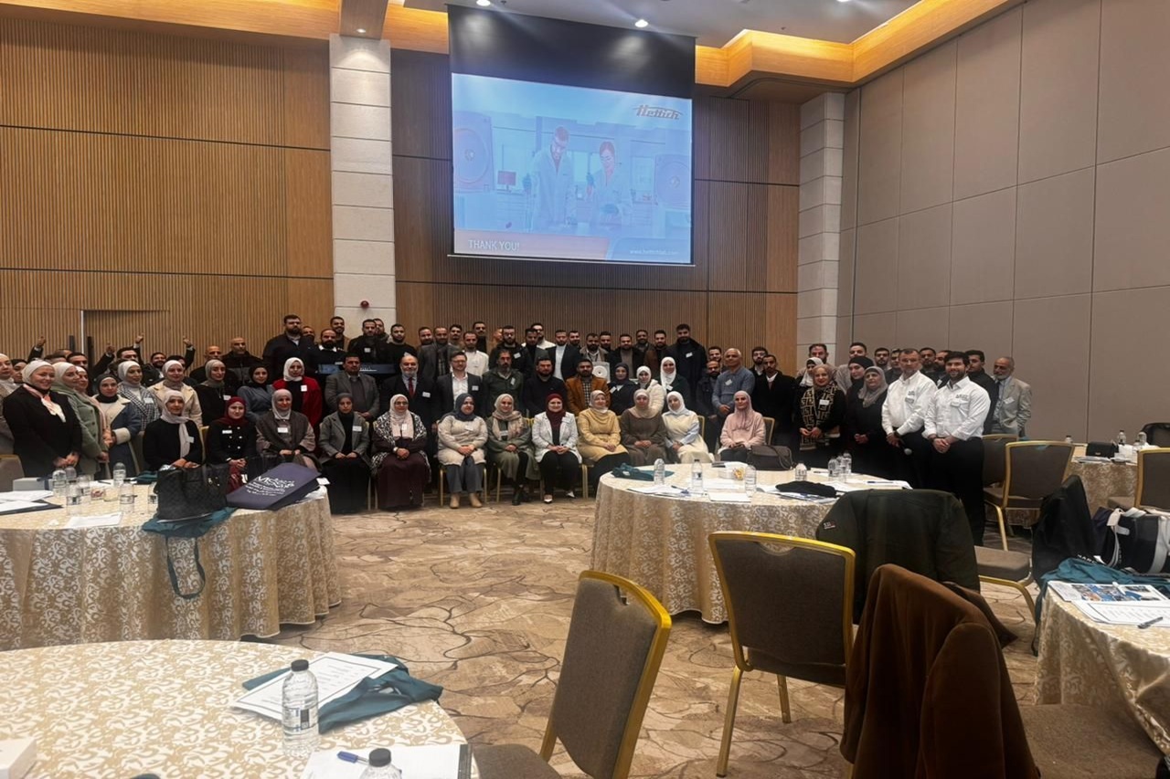 صيدلة "عمان العربية" تشارك في ورشة علمية بعنوان: تقنيات طرد مركزي مبتكرة وحلول وتطبيقات مخبرية عملية4